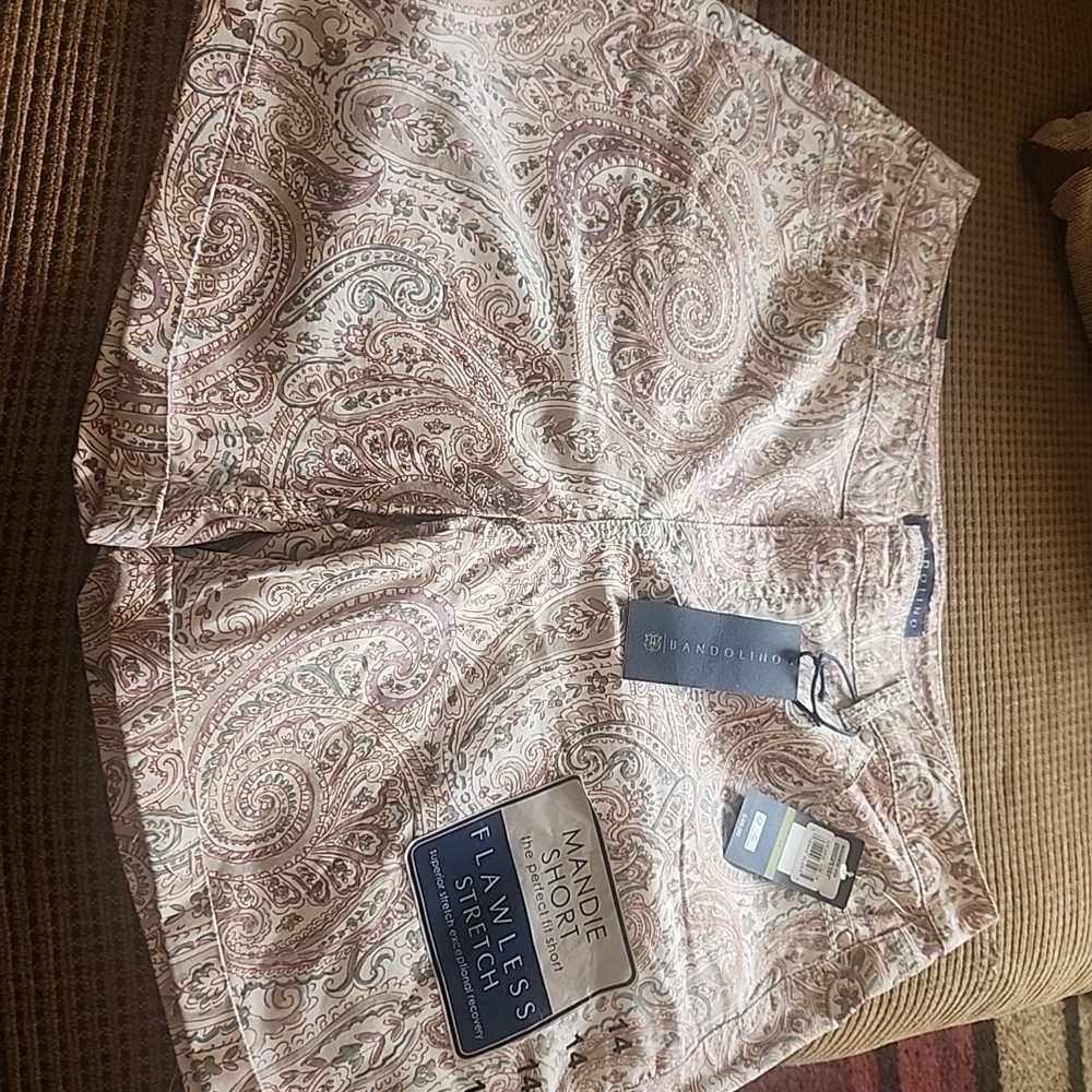 Bandolino Women's Paisley Shorts - Cream and Pink